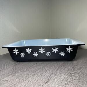 Black and White Snowflake Pyrex 575 B 2 quart Space saver